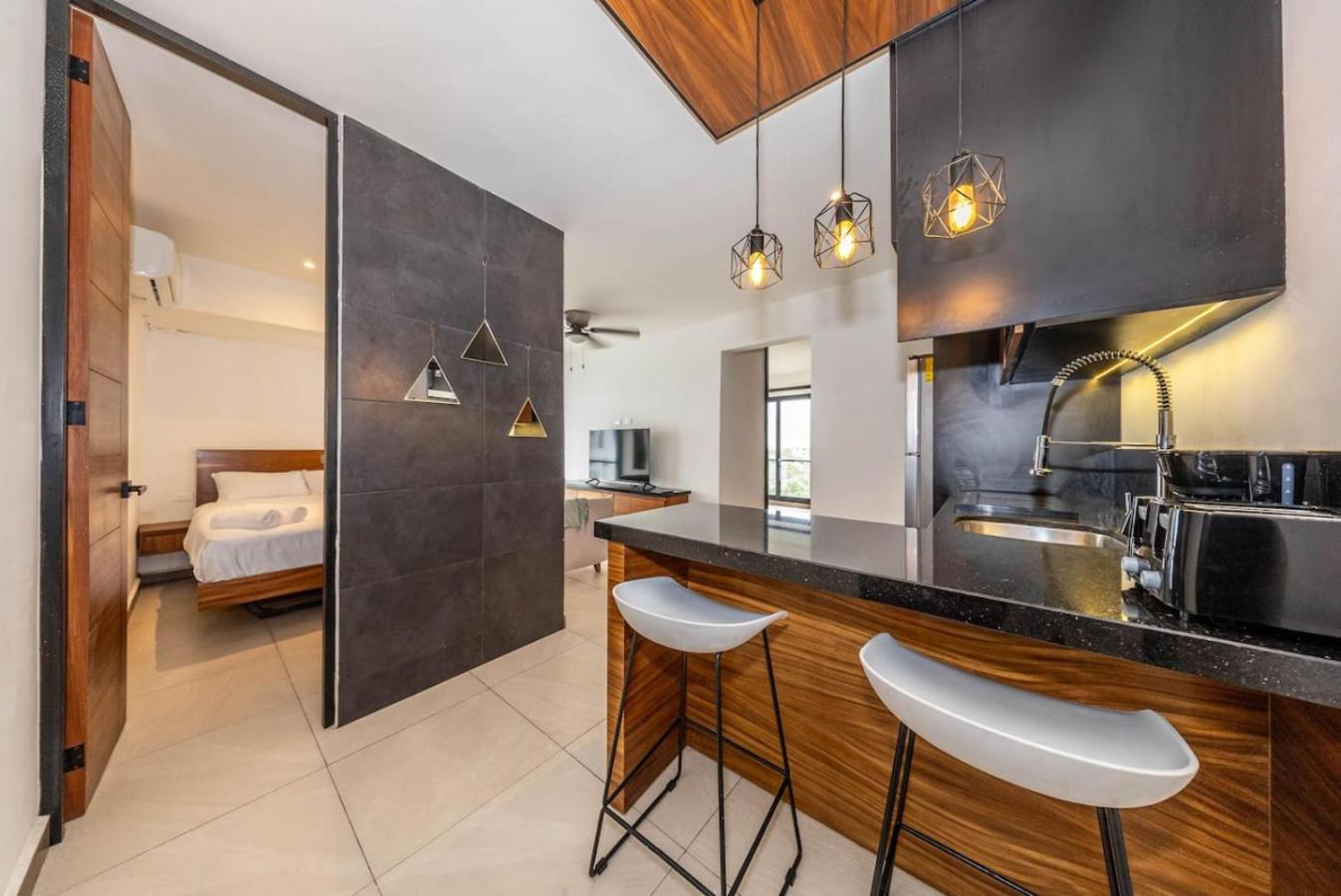 2 Bedroom Oasis With Incredible Rooftop Pool