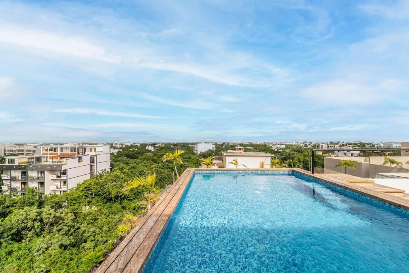 2 Bedroom Oasis With Incredible Rooftop Pool *