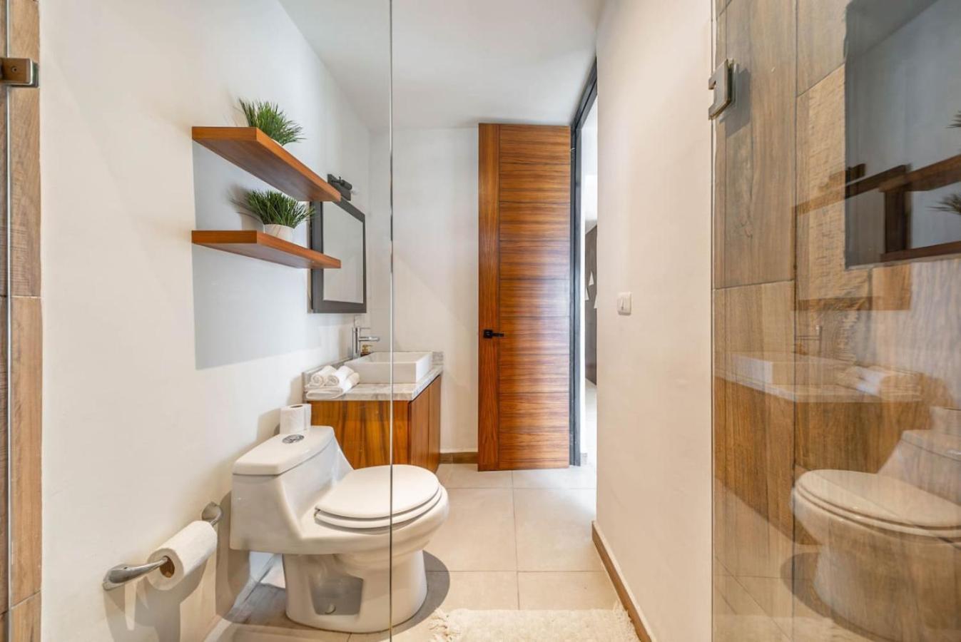 2 Bedroom Oasis With Incredible Rooftop Pool *