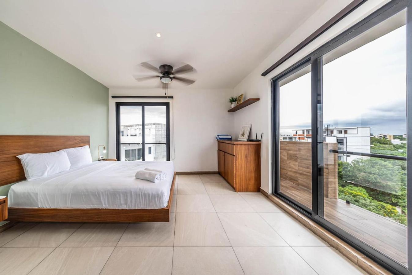 2 Bedroom Oasis With Incredible Rooftop Pool *